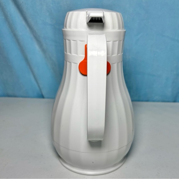 Bakers & Chefs Beverage Server Insulated  Dispenser Carafe w/ Lid [44 oz, 1.3 L] - Picture 3 of 9